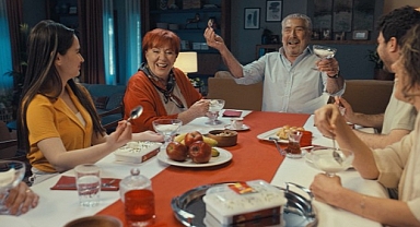 Erdal Özyağcılar Ailesiyle Birlikte İlk Kez Reklam Filminde