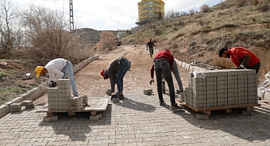 Esentepe Mahallesi Ulubatlı Sokak’ta bulunan yol ve yaya kaldırımı, Nevşehir Belediyesi tarafından yenileniyor