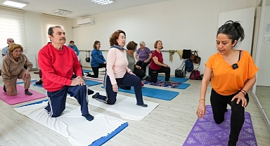 Gaziemir’in çınarlarına yogayla gençlik aşısı