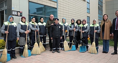 Gemlik’te sokakların temizliği kadınlara emanet