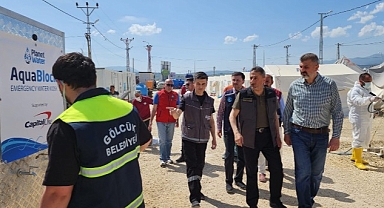 Gölcük Belediye Başkanı Ali Yıldırım Sezer, Hatay’da deprem bölgesindeki çalışmaları yerinde inceleyerek depremzedelerin taleplerini dinledi