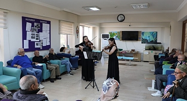 Halil Akyüz Huzurevi sakinlerine keman ziyafeti