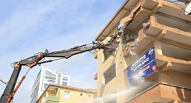 İBB, ‘Yüzde 0 Deprem Güvenliği’ Olan Kartal’daki Akın Apartmanı’nı Yıktı