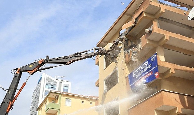 İBB, ‘Yüzde 0 Deprem Güvenliği’ Olan Kartal’daki Akın Apartmanı’nı Yıktı