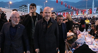 İçişleri Bakanı Süleyman Soylu İskenderun Konteyner Kentte Depremzedelerle İftar Yaptı