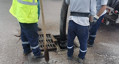 İSU, Yağmur Öncesi Mazgal ve Izgara Temizlikleri Yapıyor