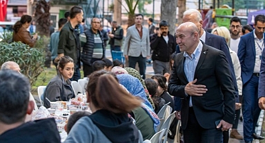 İzmir'de dayanışma sofraları devam ediyor