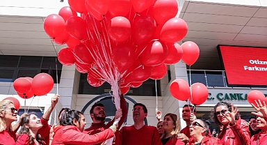 Kırmızı Balonlar Otizm Farkındalığı İçin Havalandı