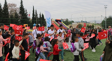 Koç Topluluğu Şirketleri ve Gönüllülerinden 23 Nisan Ulusal Egemenlik ve Çocuk Bayramı’nda Deprem Bölgesindeki Çocuklara Destek