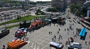 Kocaeli'nin Kent meydanlarında çifte bayram