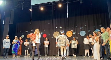 Konak Dumlupınar Ortaokulu “Uzay Macerası” Tiyatro Oyunu ile Fen Bilimleri, Sanat ve Empatiyi Buluşturdu