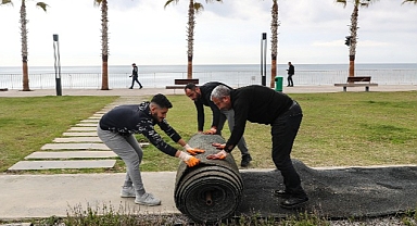 Konyaaltı Sahili'nde yürüyüş yolları yenileniyor
