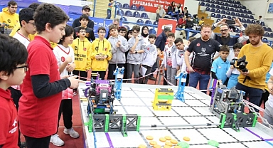 Küçükçekmeceli Öğrenciler, VEX IQ Turnuvasında İki Büyük Ödülle Döndü