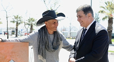 Meksikalı Roberto Depremdeki İzlenimlerini Karşıyaka’da Resmetti