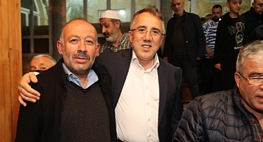 Nevşehir Belediye Başkanı Dr. Mehmet Savran, AK Parti İl Başkanı Ali Kemikkıran ile birlikte teravih namazı sonrasında vatandaşlara kandil simidi dağıttı