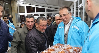 Nevşehir Belediye Başkanı Dr. Mehmet Savran, Hacı Mehmet Avlanmaz Camii’nde teravih namazı sonrası vatandaşlara lokma dağıttı