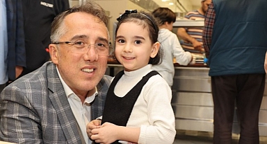 Nevşehir Belediye Başkanı Dr. Mehmet Savran, iftarda orucunu Nevşehir’de misafir edilen depremzedeler ile birlikte açtı