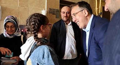 Nevşehir Belediye Başkanı Dr. Mehmet Savran, Mehmet Akif Ersoy Mahallesi’nde gerçekleştirdiği çat kapı ev ziyaretleriyle vatandaşların bayramını kutladı