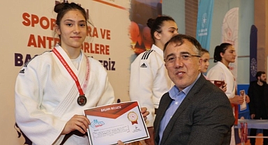 Nevşehir Belediye Başkanı Dr. Mehmet Savran, Okul Sporları Judo Yıldızlar Kız - Erkek Türkiye Birinciliği Müsabakaları ödül törenine katıldı
