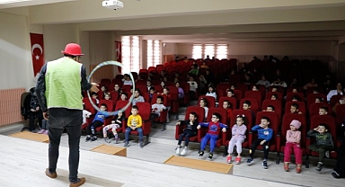 Nevşehir Belediyesi, deprem bölgesinden Nevşehir’e gelen çocuklara özel olarak okullarda yaptığı etkinliklerini sürdürüyor