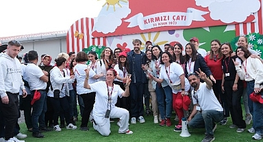 Sefo ve Ünlü Oyuncular Kırmızı Çatı Çocuk Destek Merkezi Açılışında Çocuklara Keyifli Anlar Yaşattı 