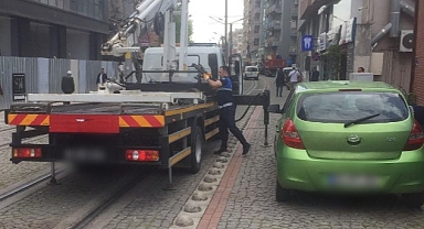 Tramvay yoluna park edilen araçlar çekiliyor