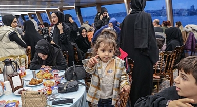Üsküdar’da Yaklaşık 300 Depremzede İftarını Boğazda, Valide Sultan Gemisi’nde Yaptı