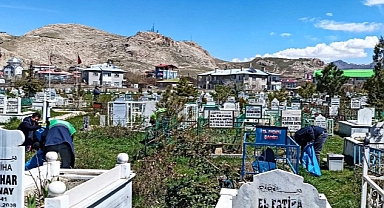 Van Büyükşehir Belediyesi Ramazan Bayramı öncesinde kentteki mezarlıklarda temizlik, bakım ve onarım çalışması yaptı