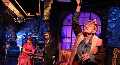 Yaşlılığa Gülümseyerek Bakmanın Oyunu “Gidiş Dönüş Moskova (Retro)” Şehir Tiyatroları’nda