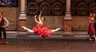 Yel Değirmenleriyle Savaşan Şövalye ‘’Don Kişot’’ AKM’de Yeniden Sahneye Çıktı