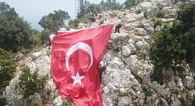 100 metrelik uçurumda Türk bayrağı astılar