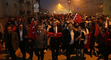 19 Mayıs Atatürk’ü Anma, Gençlik ve Spor Bayramı’nın 104. yılı Gölcük’te 7’den 70’e her yaştan vatandaşın katıldığı fener alayı ile coşkuyla kutlandı