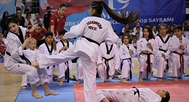 19 Mayıs Müzikli Sportif Gösterilerle Kutlandı