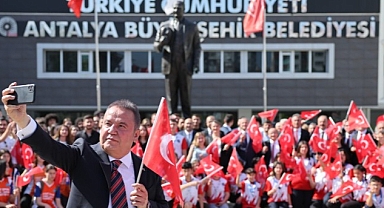 Antalya Büyükşehir Belediye Başkanı Muhittin Böcek: Atatürk Anıtına Çelenk Sundu