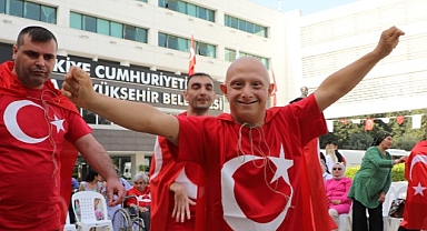 Antalya Büyükşehir'den özel gençlere davullu zurnalı asker uğurlaması