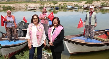 Aydın Büyükşehir Belediye Başkanı Özlem Çerçioğlu, 1 Mayıs Emek ve Dayanışma Günü'nde Sayın Selvi Kılıçdaroğlu ile birlikte emekçi kadınlarla buluştu.