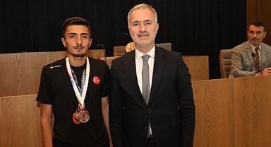 Balkan 3’üncüsü Milli Sporcu Mecliste Ödüllendirildi