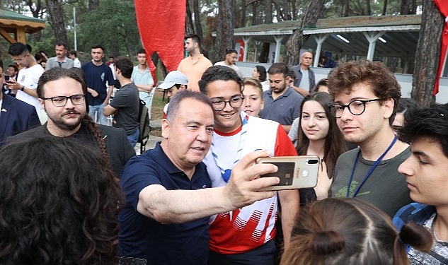 Başkan Muhittin Böcek 19 Mayıs'ı gençlerle kutladı