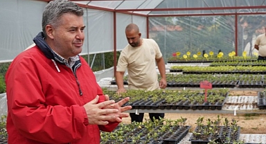 Başkan Oran yerel üreticilere fidan dağıttı