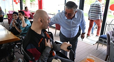 Başkan Topaloğlu’ndan engelli bireylere engelli deniz şezlongu