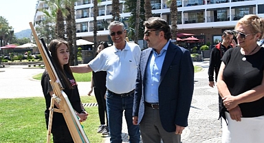 Başkan Topaloğlu resim sergisine katıldı