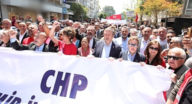 Bayraklı Belediye Başkanı Serdar Sandal, 1 Mayıs Emek ve Dayanışma gününde emekçilerle birlikte alandaydı