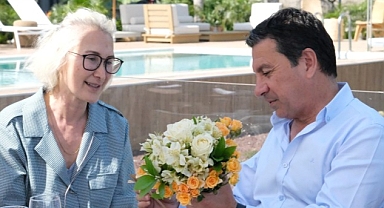 Bodrum Belediye Başkanı Ahmet Aras, ART Melek ekibi ve sanatçılarıyla kahvaltıda bir araya gelerek sohbet etti