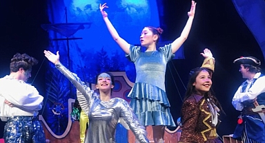 Bodrum Belediyesi Şehir Tiyatrosu sezona; yoğun ilgi gösteren çocukların, hatta büyüklerin bile keyifle izlediği ‘Sihirli Gemi’ ile veda etti