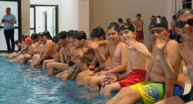 Büyükşehir’in “Yüzme Bilmeyen Kalmasın” Projesi Şimdi Ereğli ve Karapınar’da