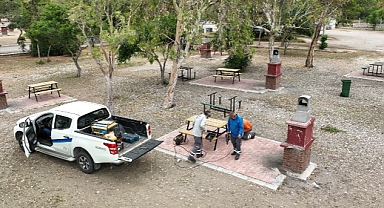 Büyükşehir Lara Birlik Halk Plajındaki bankları yeniledi