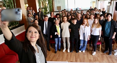 Cumhuriyet Halk Partisi Genel Başkan Yardımcısı ve İzmir 2. Bölge Milletvekili Adayı Gökçe Gökçen Karşıyaka’da gençlerle buluştu