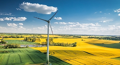 Dr. Üçok; “Dünyada geçen yıl kurulan elektrik santrallerinin yaklaşık %90’ı yenilenebilir enerji santrallerinden oluştu”