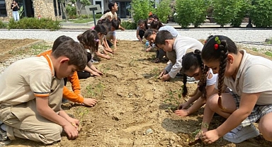 Efes Selçuklu Çocuklar Fideleri Toprakla Buluşturuyor