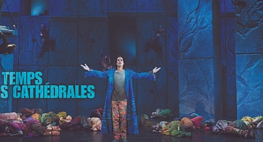 Etkileyici Sahne Tasarımı ve Unutulmaz Müzikleriyle “Notre Dame de Paris” Müzikali İlk Gösterimini Gerçekleştirdi!